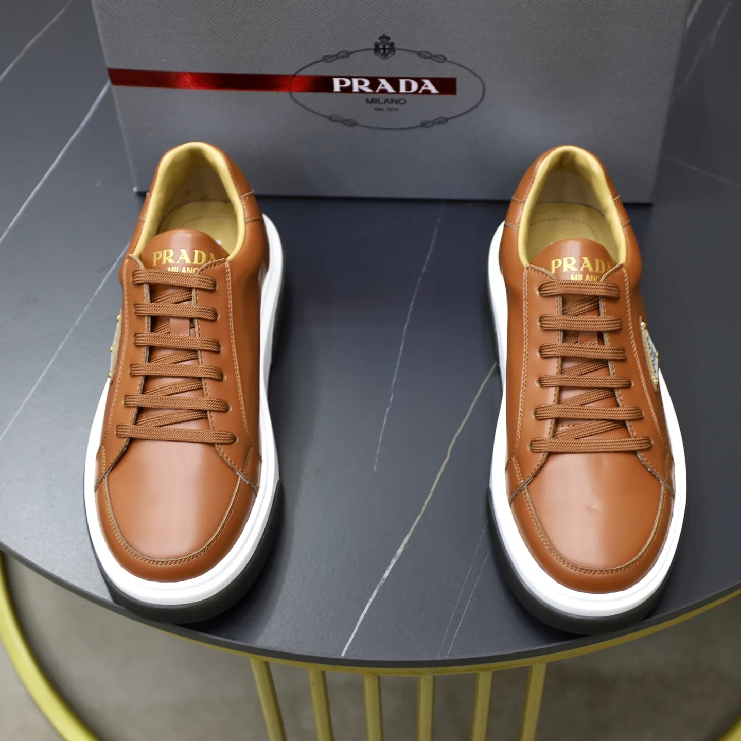 Factory price: 720💰Top original order Brand: PRADA (Prada) Standard code: Men's size 38/44 (45 can be customized) Grade: Same as the official website Material: Original cowhide stitching imported cowhide lining Original combination two-color wear-resistant soft outsole Style category: Leisure and sports version Young fashion European and American trend British style Color: Actual picture color